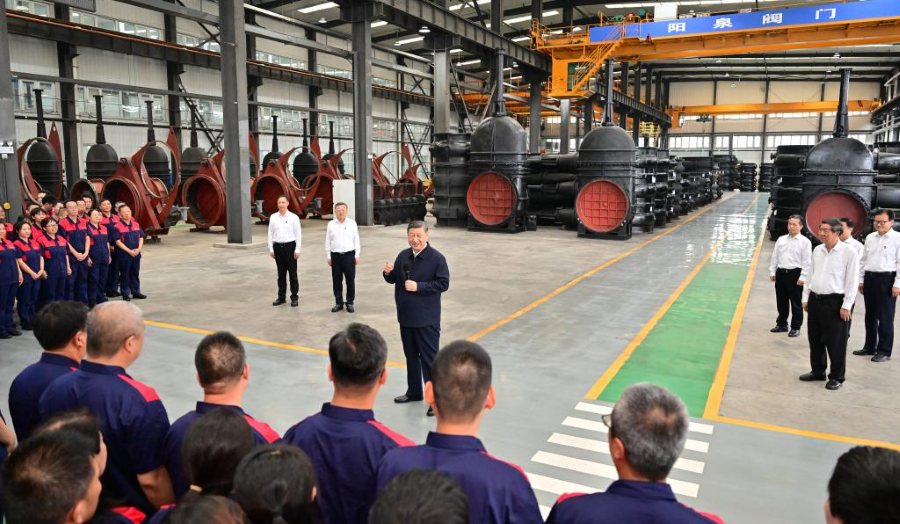 Xi Jinping ispeziona le imprese manifatturiere a Yangquan