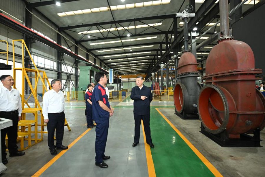 Xi Jinping ispeziona le imprese manifatturiere a Yangquan
