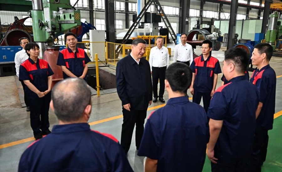 Xi Jinping ispeziona le imprese manifatturiere a Yangquan