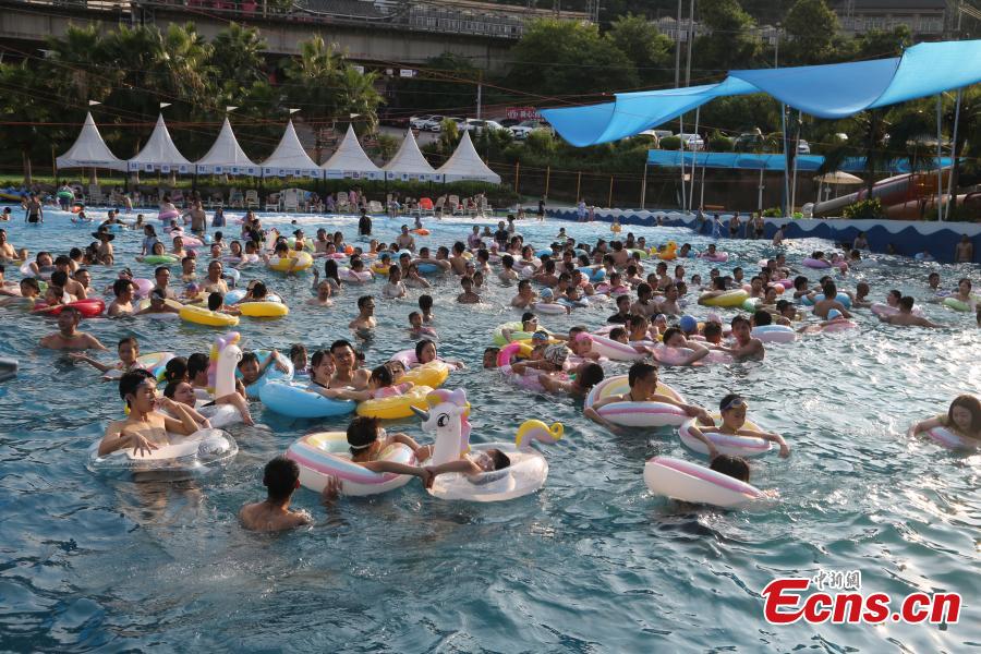Abitanti di Chongqing giocano a Mahjong in acqua mentre continua l'allerta arancione per il caldo