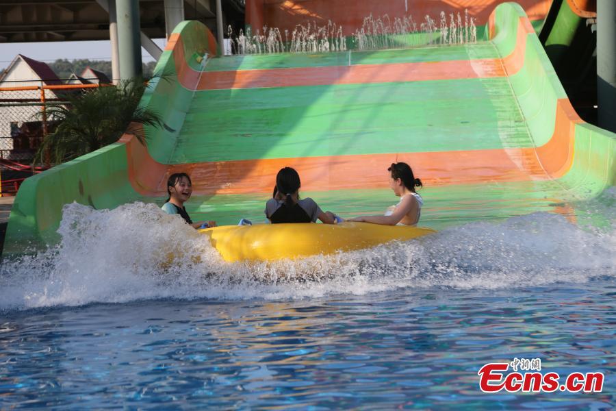 Abitanti di Chongqing giocano a Mahjong in acqua mentre continua l'allerta arancione per il caldo