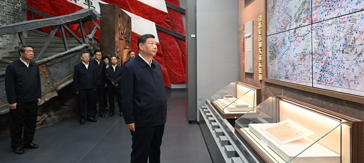 Xi Jinping depone una corona di fiori per i martiri della Guerra di Resistenza del Popolo Cinese contro l'Invasione Giapponese a Yangquan
