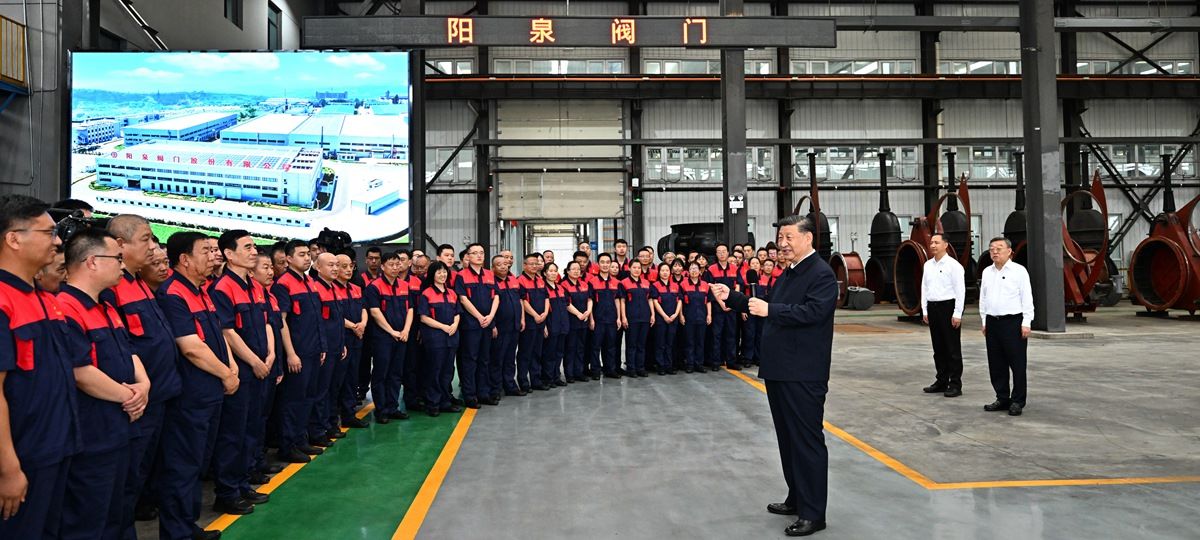 Xi Jinping ispeziona le imprese manifatturiere a Yangquan
