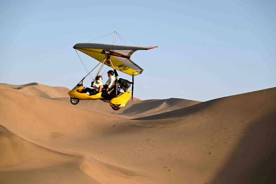 Dunhuang, nel Gansu, abbraccia l'economia a bassa quota con vista sul deserto