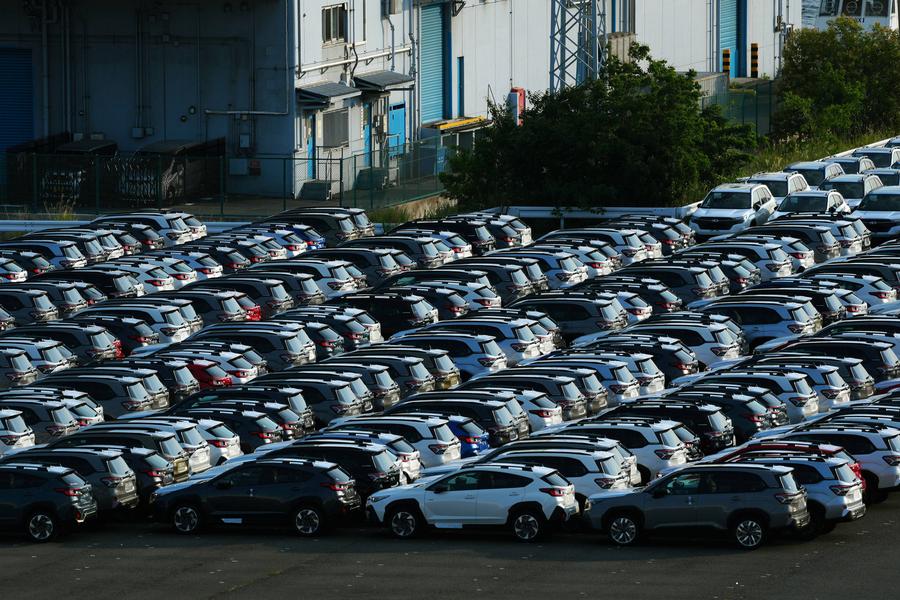 Commercio globale cresce di 300 miliardi di dollari nel primo semestre con prospettive incerte