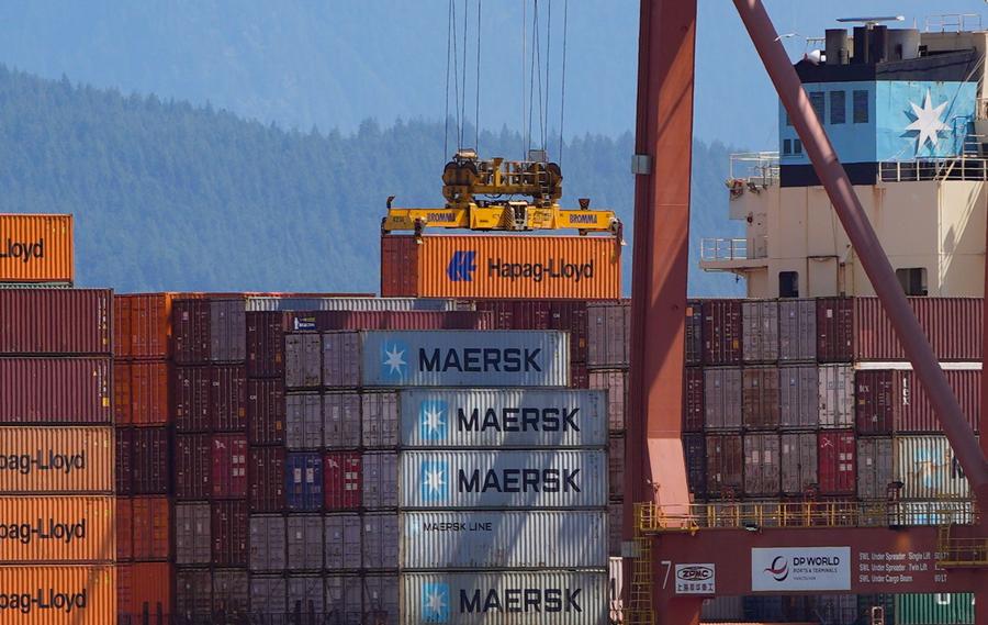 Commercio globale cresce di 300 miliardi di dollari nel primo semestre con prospettive incerte