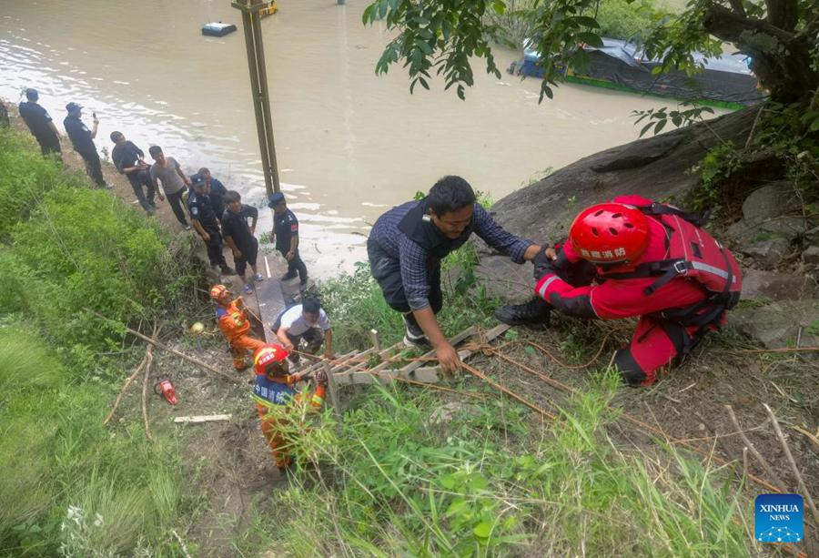 Sforzi di soccorso a tutto campo dopo la frana nel porto di confine tra Cina e Nepal