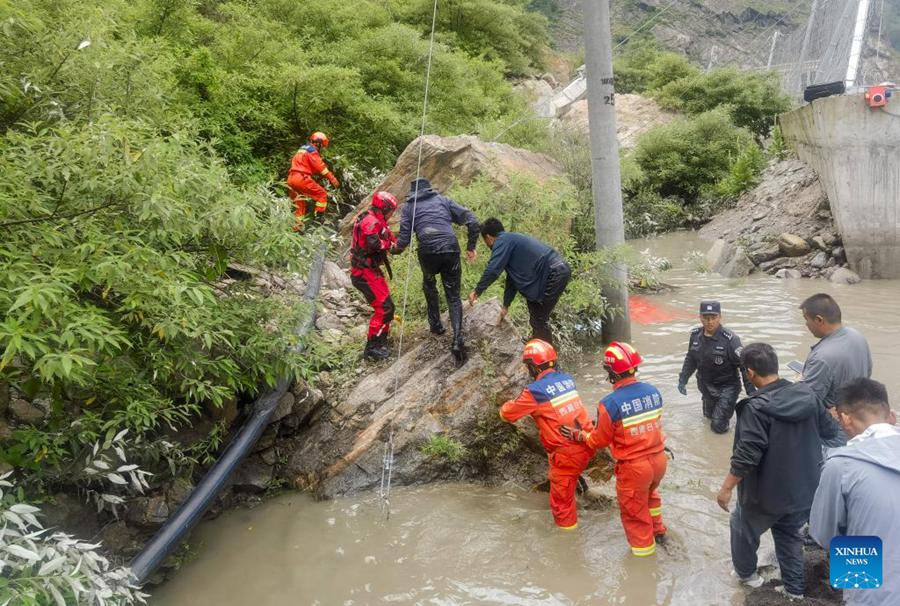 Sforzi di soccorso a tutto campo dopo la frana nel porto di confine tra Cina e Nepal