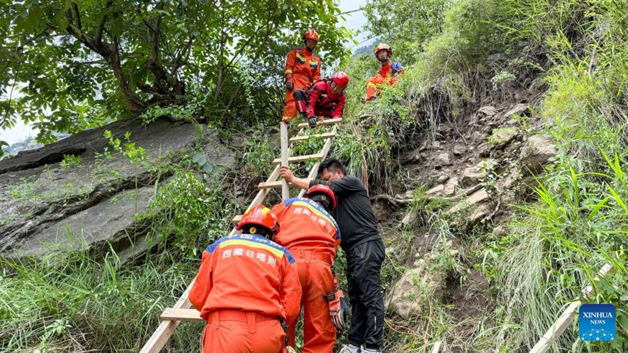 Sforzi di soccorso a tutto campo dopo la frana nel porto di confine tra Cina e Nepal