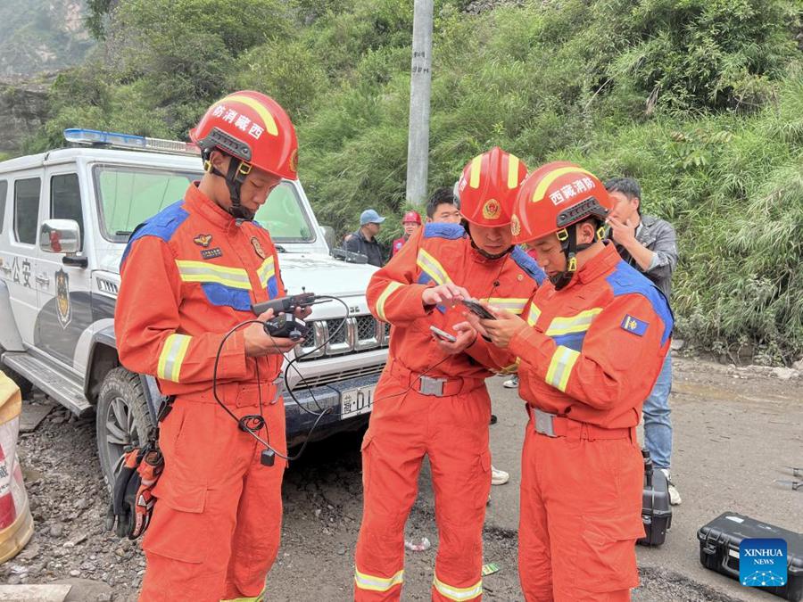 Sforzi di soccorso a tutto campo dopo la frana nel porto di confine tra Cina e Nepal
