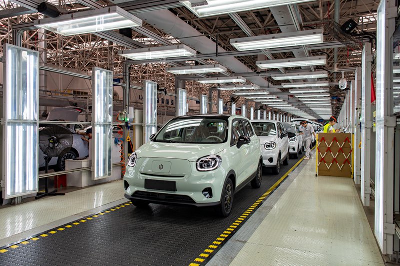 Industria automobilistica cinese: crescita a doppia cifra nel primo semestre 2025