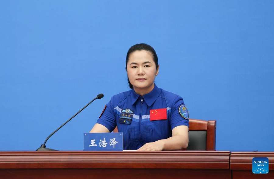 Gli astronauti della Shenzhou-19 incontrano la stampa dopo il ritorno dallo spazio