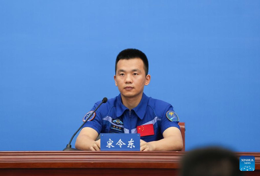 Gli astronauti della Shenzhou-19 incontrano la stampa dopo il ritorno dallo spazio