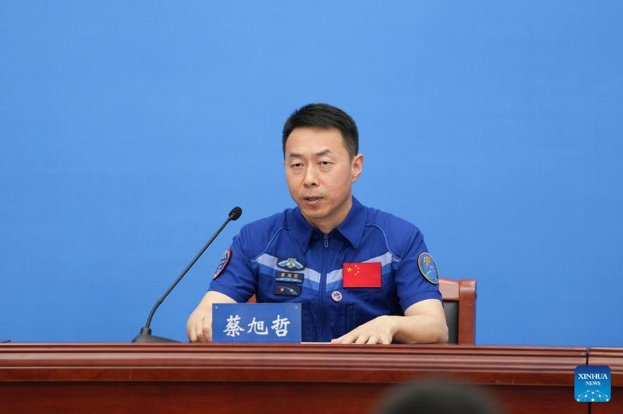 Gli astronauti della Shenzhou-19 incontrano la stampa dopo il ritorno dallo spazio