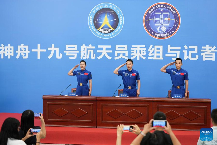Gli astronauti della Shenzhou-19 incontrano la stampa dopo il ritorno dallo spazio