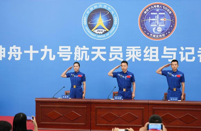 Gli astronauti della Shenzhou-19 incontrano la stampa dopo il ritorno dallo spazio
