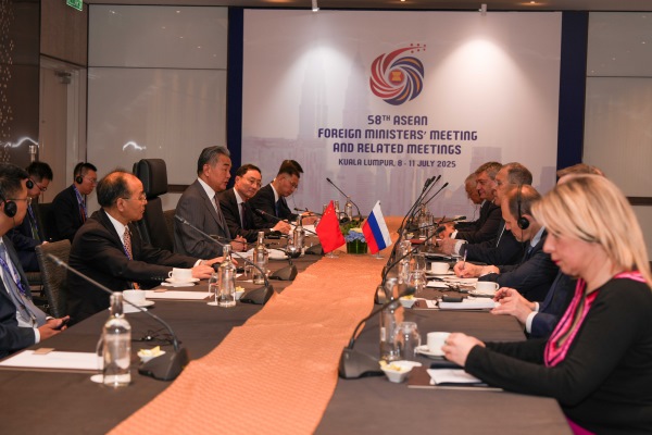 Wang Yi incontra il Ministro degli Esteri russo Sergey Lavrov