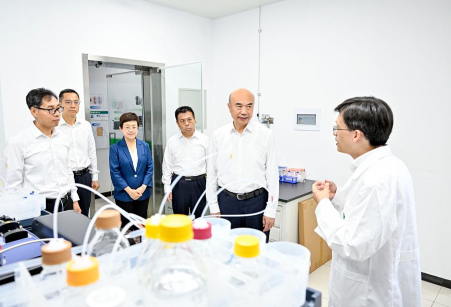 Il Vice Premier cinese Liu Guozhong visita la Facoltà di Scienze Farmaceutiche dell'Università di Beijing. (10 luglio 2025 - Xinhua/Yin Bogu)