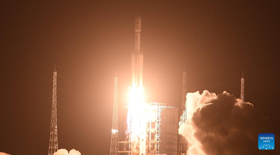 Un razzo Long March-7 Y10 trasportante il veicolo spaziale cargo Tianzhou-9 decolla dal sito di lancio di Wenchang, nella provincia meridionale cinese di Hainan. (15 luglio 2025 - Xinhua/Yang Guanyu)