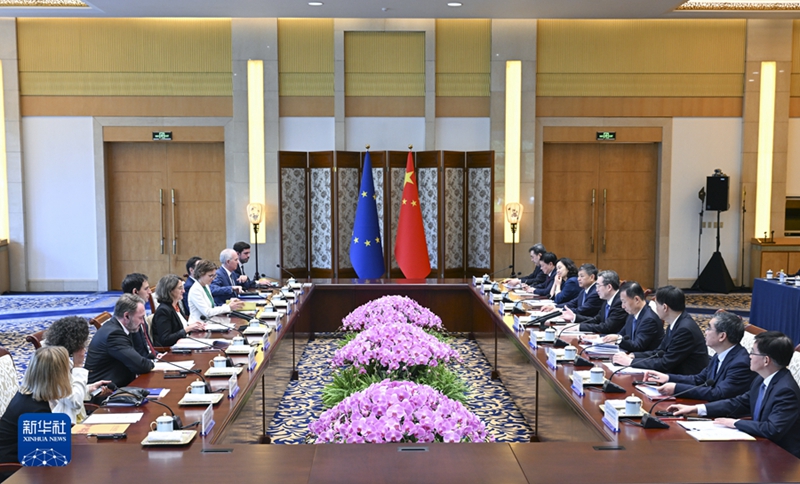 Il vicepremier cinese Ding Xuexiang, membro del Comitato Permanente dell'Ufficio Politico del Comitato Centrale del Partito Comunista Cinese, e Teresa Ribera, vicepresidente esecutiva della Commissione Europea, tengono congiuntamente il sesto dialogo di alto livello Cina-UE su ambiente e clima a Beijing, capitale della Cina. (14 luglio 2025 - Xinhua/Zhang Ling)