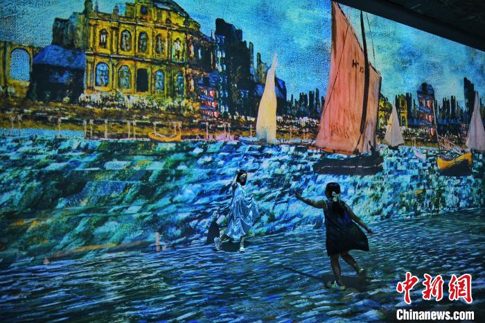 Visitatori ammirano la mostra "Incontro con i Maestri: La Rapsodia del Secolo di Monet, Picasso e Matisse" al Meet You Museum. (14 luglio 2025 - China News/Tong Yu)