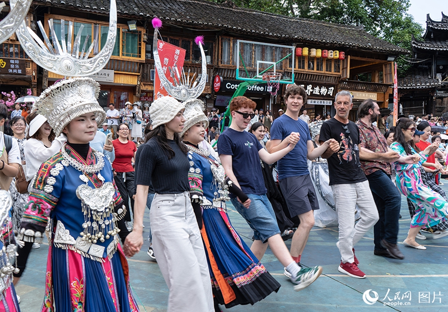 Giovani musicisti europei visitano il villaggio Miao di Xijiang Qianhu, nella provincia del Guizhou, per sperimentare canti e danze Miao. (13 luglio 2025 – Quotidiano del Popolo Online/Yang Qian)