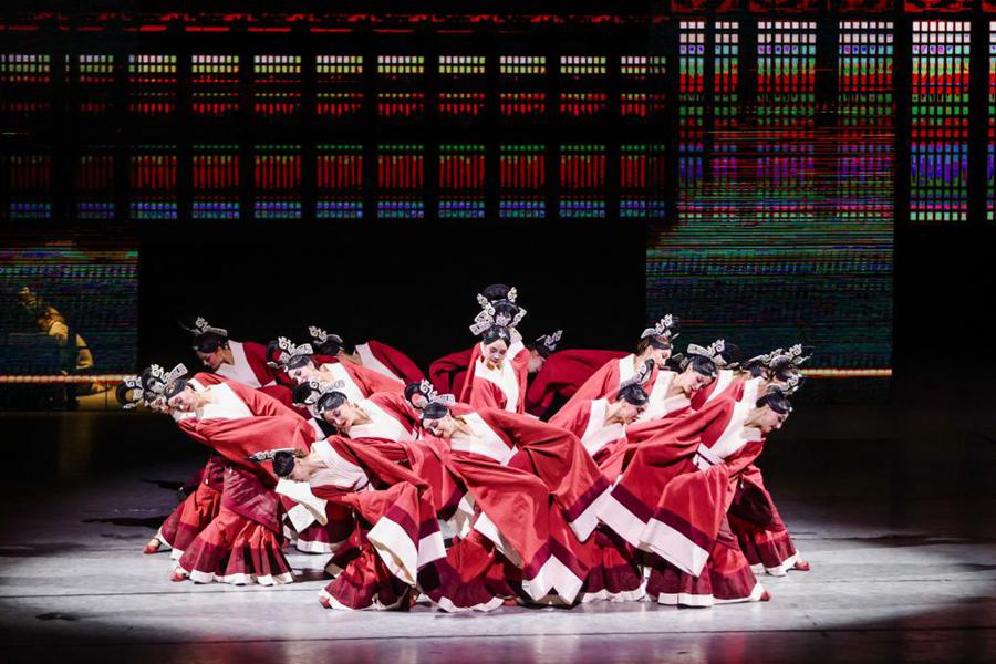 Ballerini di una compagnia di canto e danza della prefettura di Hotan si esibiscono in un teatro di Urumqi, nella Regione Autonoma Uigura dello Xinjiang, nella Cina nord-occidentale, durante il 6° China Xinjiang International Dance Festival. (31 luglio 2023 - Xinhua/Hao Zhao)