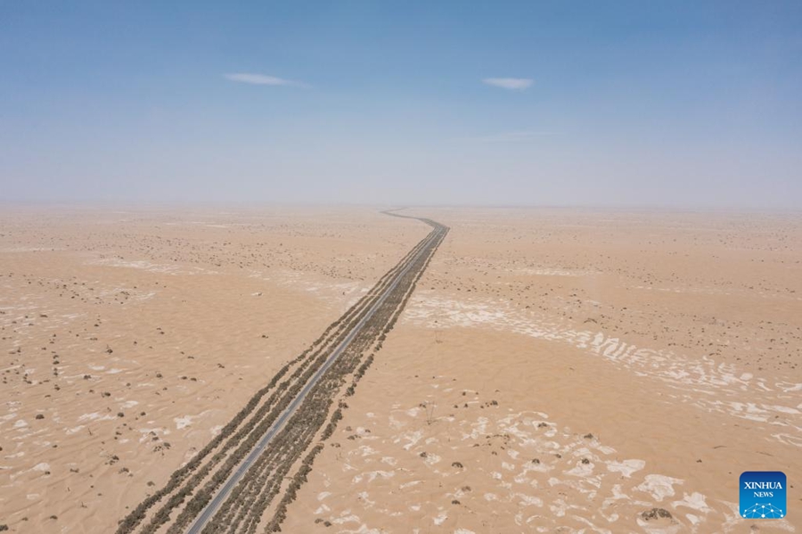 Vista aerea dell'autostrada del Deserto del Tarim nello Xinjiang cinese