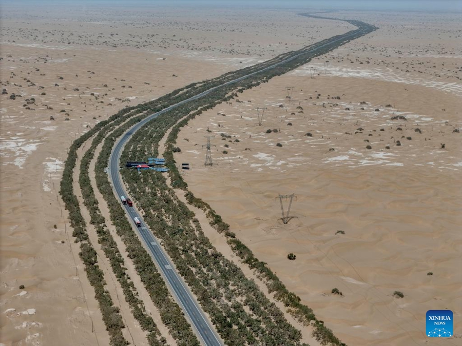 Vista aerea dell'autostrada del Deserto del Tarim nello Xinjiang cinese