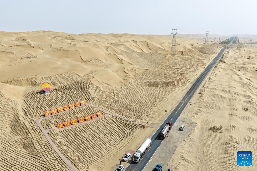 Vista aerea dell'autostrada del Deserto del Tarim nello Xinjiang cinese