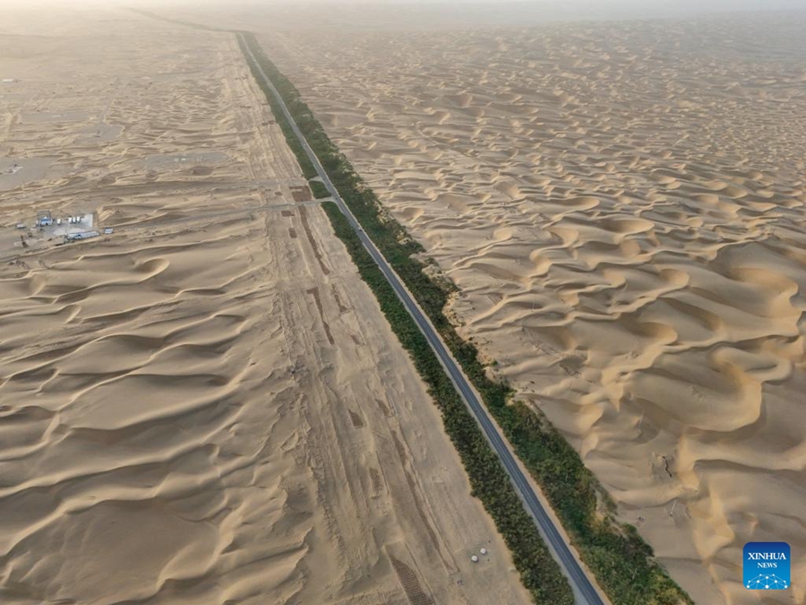 Vista aerea dell'autostrada del Deserto del Tarim nello Xinjiang cinese