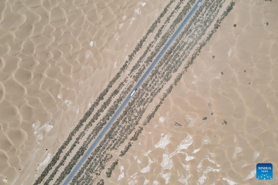 Vista aerea dell'autostrada del Deserto del Tarim nello Xinjiang cinese
