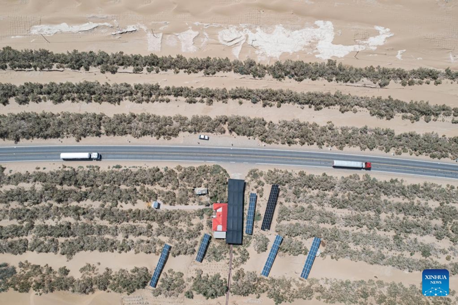 Vista aerea dell'autostrada del Deserto del Tarim nello Xinjiang cinese