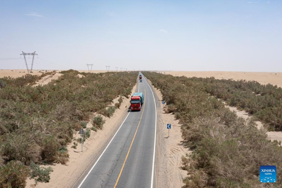 Vista aerea dell'autostrada del Deserto del Tarim nello Xinjiang cinese