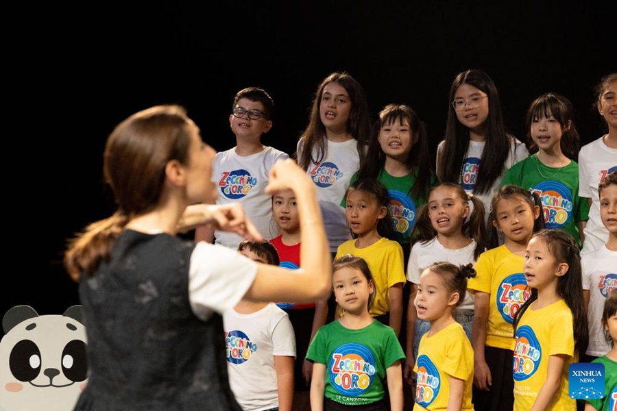 I bambini del Piccolo Coro dell'Antoniano e del Coro di Voci Bianche dell'Hydrangea si esibiscono insieme a Bologna. (18 luglio 2025 - Xinhua/Li Jing)