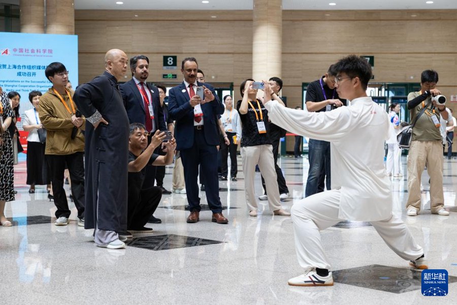 Partecipanti al Vertice sui Media e i Think Tank dell'Organizzazione per la Cooperazione di Shanghai (SCO) assistono a uno spettacolo di Tai Chi a Zhengzhou, nella provincia centrale cinese dello Henan. (24 luglio 2025 – Xinhua/Bai Xueqi)