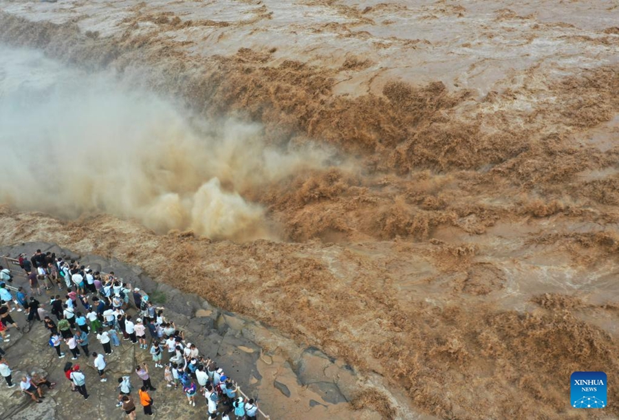 Visitatori alla cascata Hukou sul Fiume Giallo