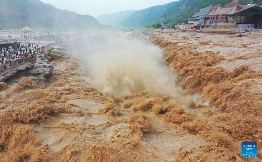 Visitatori alla cascata Hukou sul Fiume Giallo