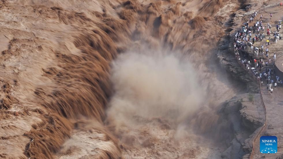 Visitatori alla cascata Hukou sul Fiume Giallo