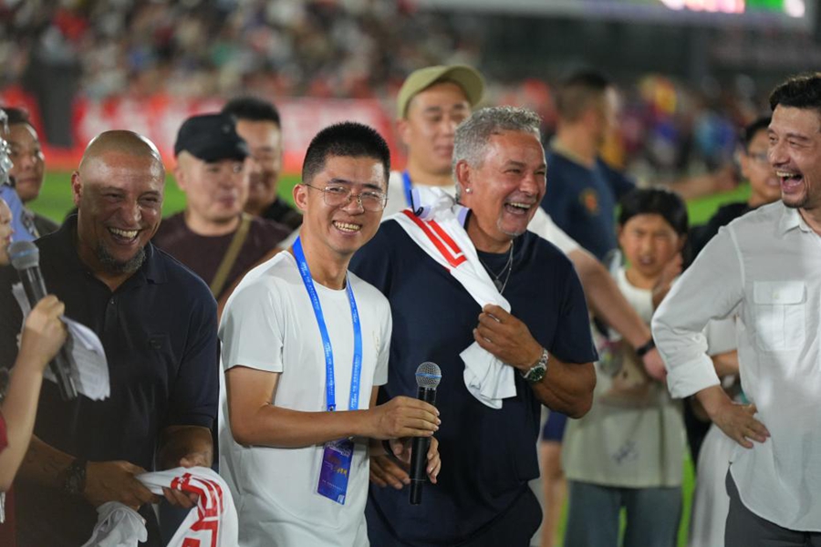 Leggende del calcio Baggio e Roberto Carlos accendono il fervore alla Village Super League