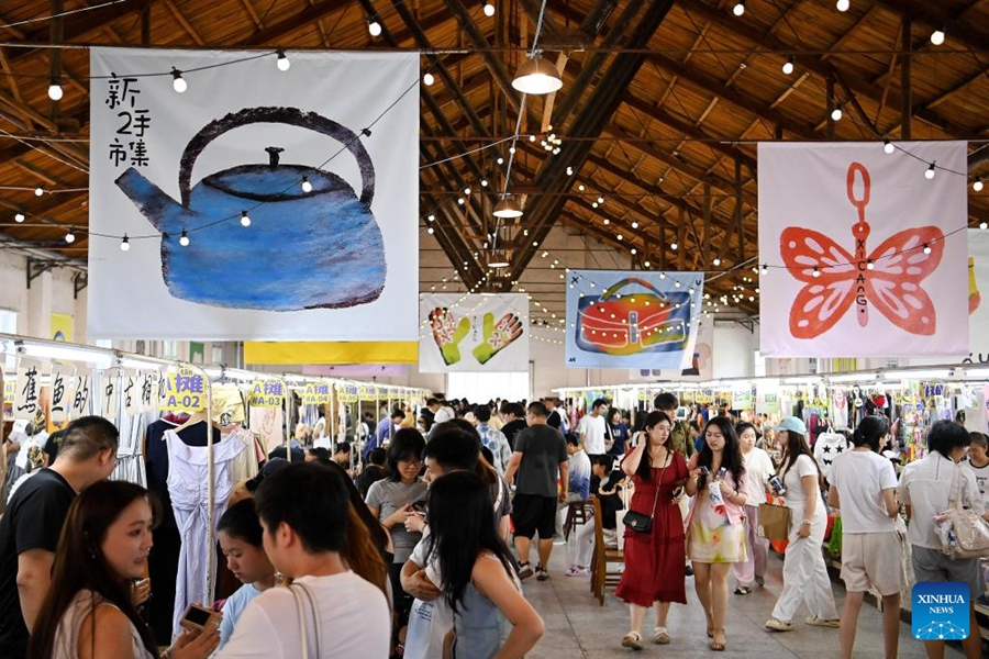 Visitatori al mercato dell'usato di Xicang Urban nel distretto Lianhu  di Xi'an, nella provincia nord-occidentale dello Shaanxi. (5 luglio 2025 - Xinhua/Zou Jingyi)
