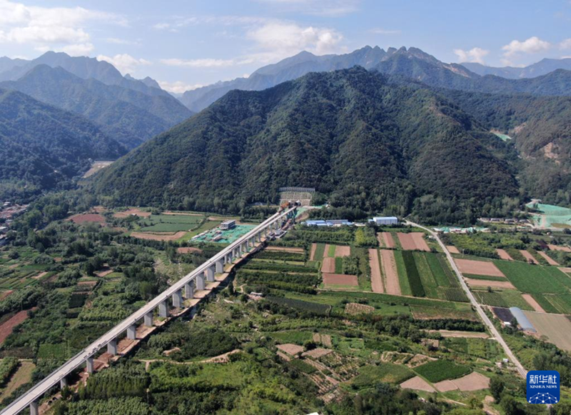 Completata la costruzione del ponte lungo la ferrovia ad alta velocità Xi'an-Ankang