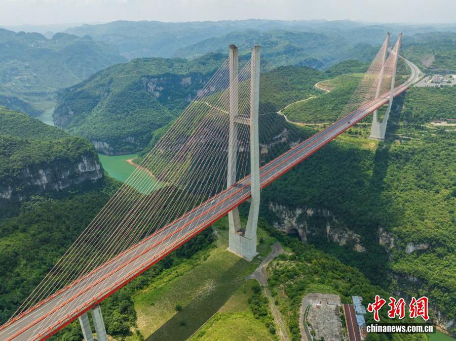Vista aerea del ponte sul fiume Liuguang nel Guizhou