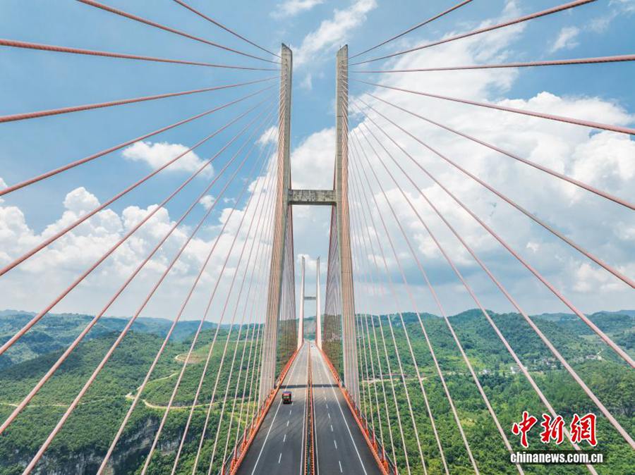 Vista aerea del ponte sul fiume Liuguang nel Guizhou