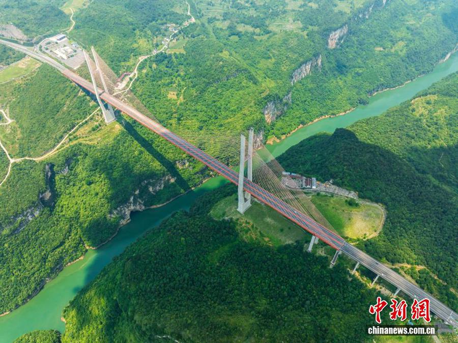 Vista aerea del ponte sul fiume Liuguang nel Guizhou