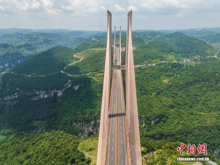 Vista aerea del ponte sul fiume Liuguang nel Guizhou