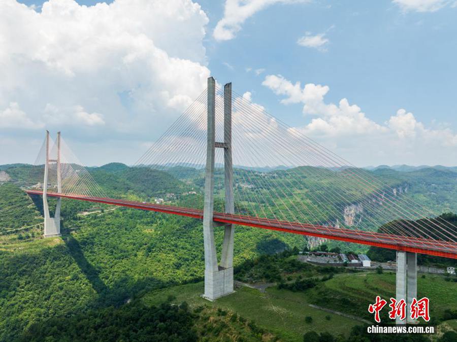 Vista aerea del ponte sul fiume Liuguang nel Guizhou