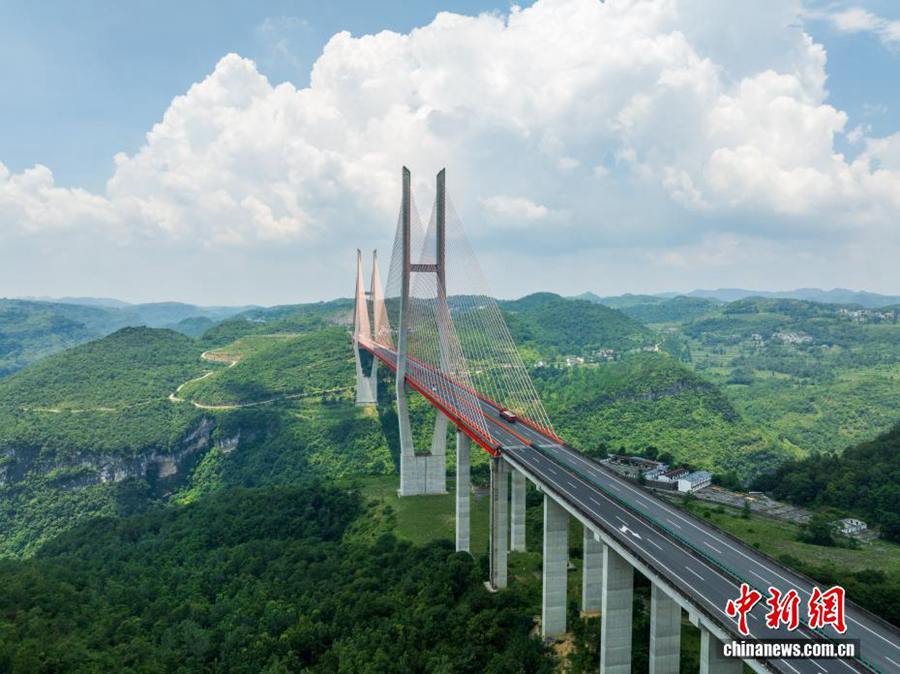 Vista aerea del ponte sul fiume Liuguang nel Guizhou
