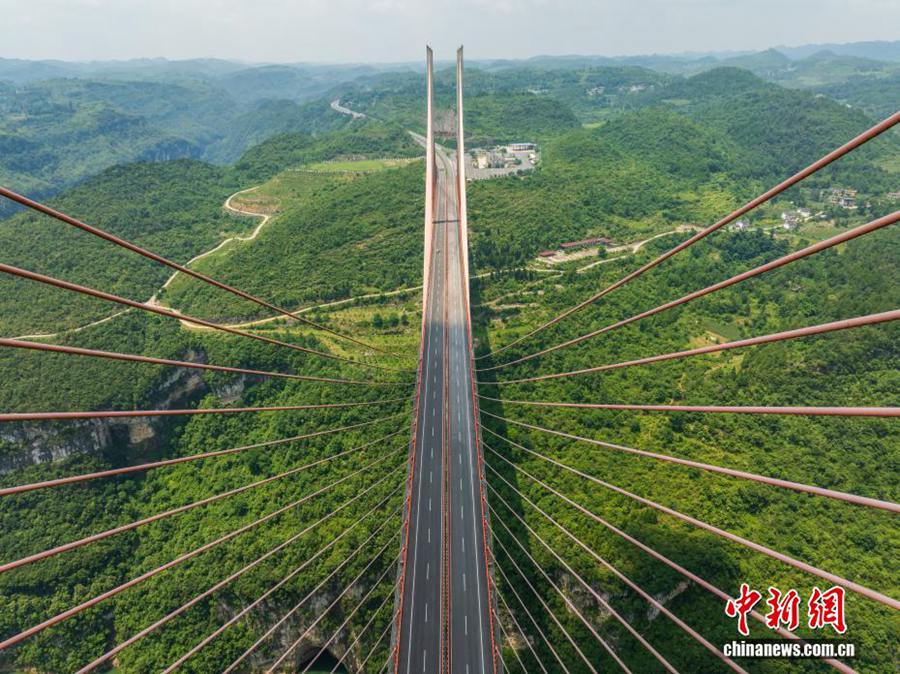 Vista aerea del ponte sul fiume Liuguang nel Guizhou