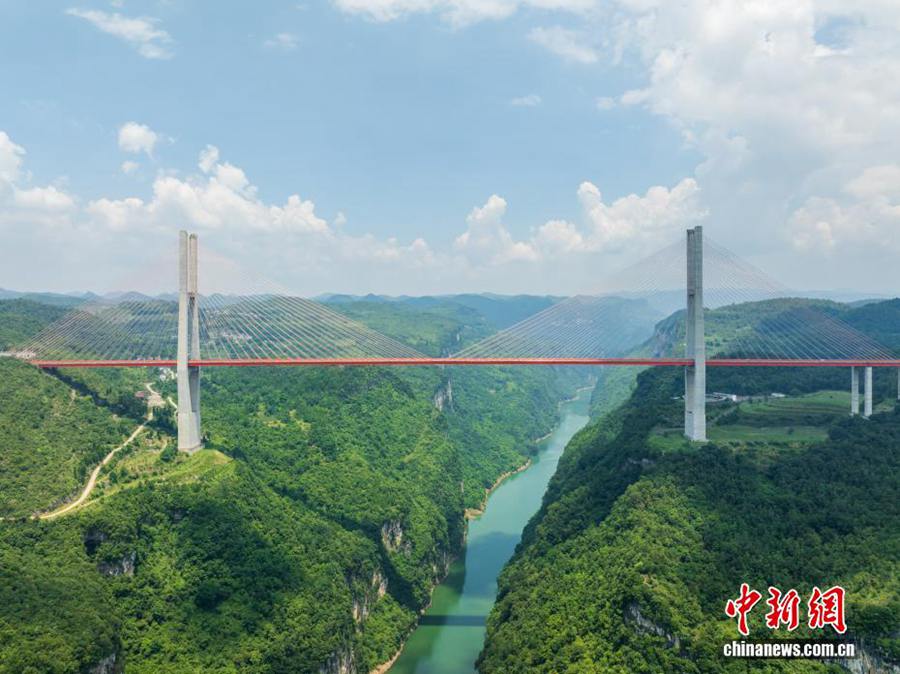 Vista aerea del ponte sul fiume Liuguang nel Guizhou